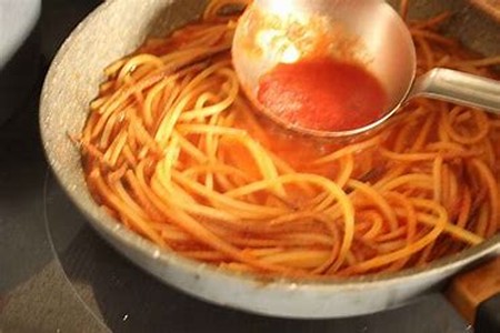 Spagheti onti e bisonti de sugo rosso de pomodoro.