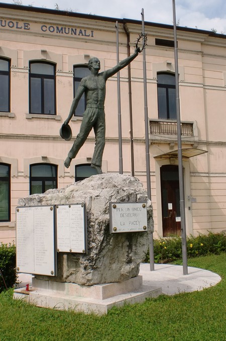 Monumento ai Caduti de Urbana (PD). a cippo (1921-1999). (decoratore Silvio Galletto, scultore Franco Trevisan)